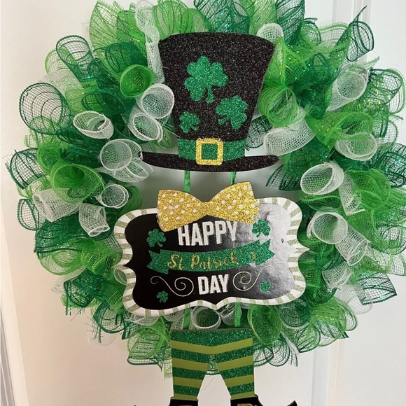 St. Patrick’s Day Green & White Decorative Mesh Wreath with glittery decor piece - Picture 4 of 10